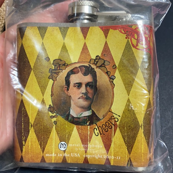 🖤NEW💕Metal Morphosis Bottoms Up flask - Picture 5 of 9